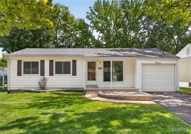 Photo 1 of Sale Pending at 2878 Foxwood Dr, Maryland Heights, MO 63043 | MLS# MIS26047461 | Listing updated on 2026-09-06