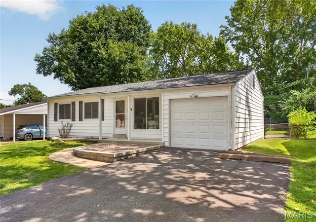 Photo 2 of Sale Pending at 2878 Foxwood Dr, Maryland Heights, MO 63043 | MLS# MIS26047461 | Listing updated on 2026-09-06