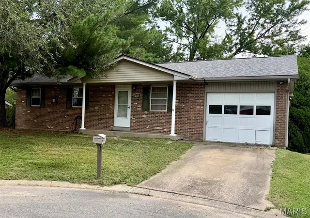 Photo 1 of Sale Pending at 2714 Luce St, Cape Girardeau, MO 63701 | MLS# MIS26047465 | Listing updated on 2026-09-02