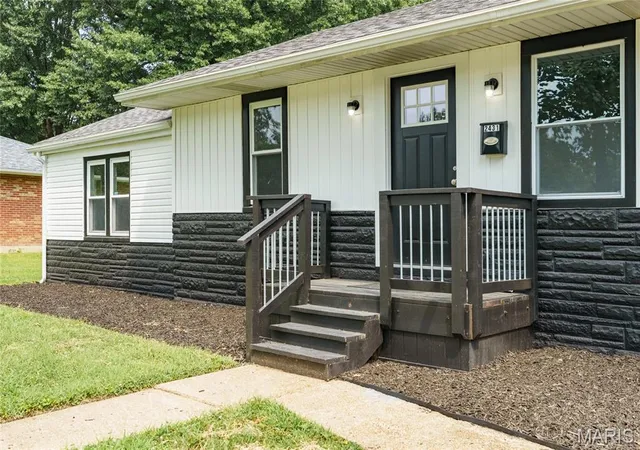 Photo 2 of Sale Pending at 2431 Pine St, Granite City, IL 62040 | MLS# MIS26047482 | Listing updated on 2026-08-10