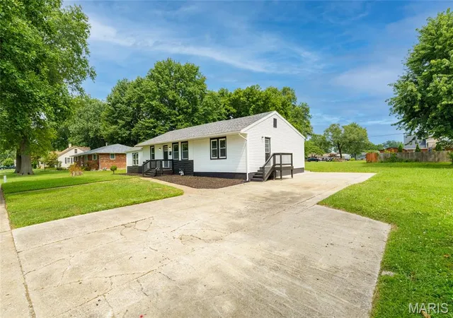 Photo 2 of Sale Pending at 2431 Pine St, Granite City, IL 62040 | MLS# MIS26047482 | Listing updated on 2026-08-10