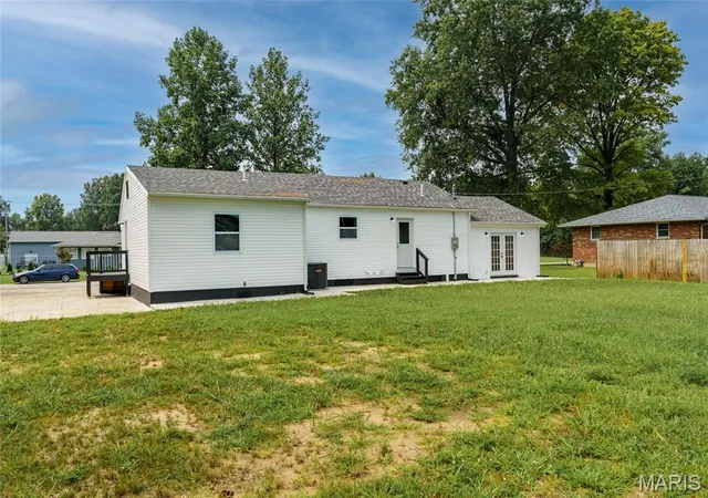 Photo 3 of Sale Pending at 2431 Pine St, Granite City, IL 62040 | MLS# MIS26047482 | Listing updated on 2026-08-10