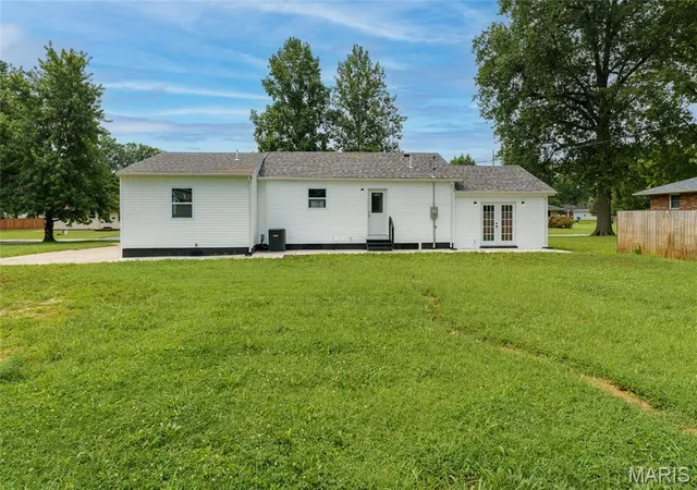 Photo 4 of Sale Pending at 2431 Pine St, Granite City, IL 62040 | MLS# MIS26047482 | Listing updated on 2026-08-10
