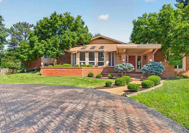 Photo 2 of Sale Pending at 11441 Ladue Rd, St Louis, MO 63141 | MLS# MIS26047494 | Listing updated on 2026-08-28
