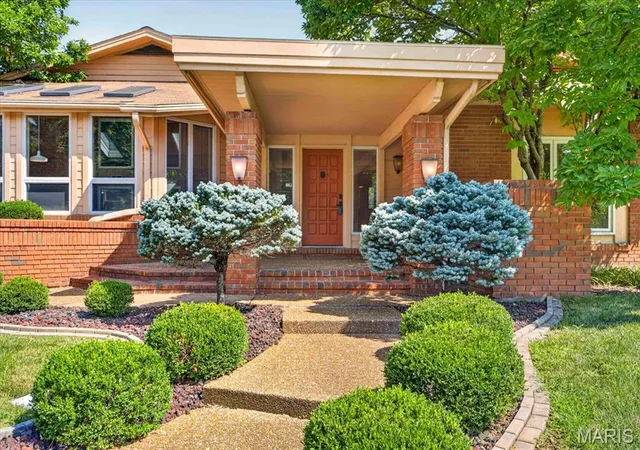 Photo 3 of Sale Pending at 11441 Ladue Rd, St Louis, MO 63141 | MLS# MIS26047494 | Listing updated on 2026-08-28