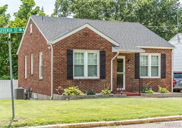 Photo 2 of Single family home for sale at 524 E 7th St, Washington, MO 63090 | MLS# MIS26047500 | Listing updated on 2026-09-28