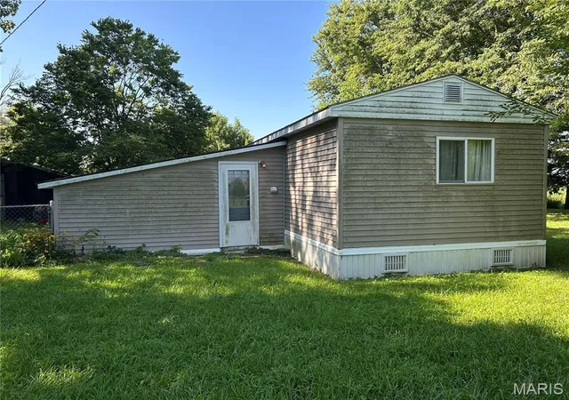 Photo 3 of Sale Pending at 455 E 2590 Ave, Ramsey, IL 62080 | MLS# MIS26047509 | Listing updated on 2026-10-14