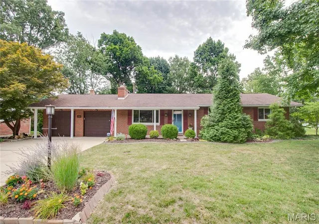 Photo 1 of Sale Pending at 4805 Chateau Dr, Godfrey, IL 62035 | MLS# MIS26047511 | Listing updated on 2026-08-03