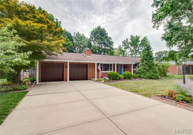 Photo 2 of Sale Pending at 4805 Chateau Dr, Godfrey, IL 62035 | MLS# MIS26047511 | Listing updated on 2026-08-03
