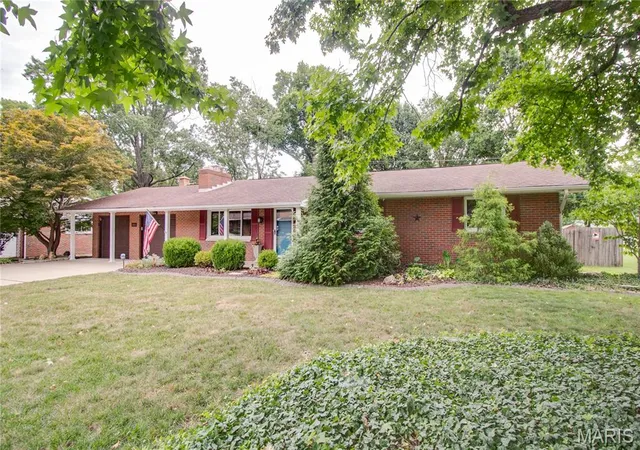 Photo 3 of Sale Pending at 4805 Chateau Dr, Godfrey, IL 62035 | MLS# MIS26047511 | Listing updated on 2026-08-03