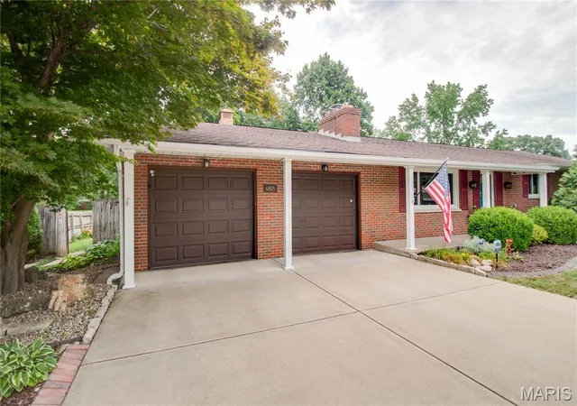 Photo 3 of Sale Pending at 4805 Chateau Dr, Godfrey, IL 62035 | MLS# MIS26047511 | Listing updated on 2026-08-03