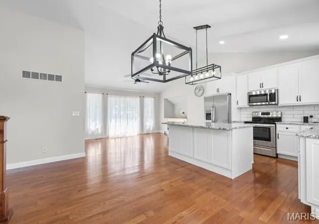 Photo 3 of Single family home for sale at 6 Tower Ct, Bonne Terre, MO 63628 | MLS# MIS26047516 | Listing updated on 2026-09-30