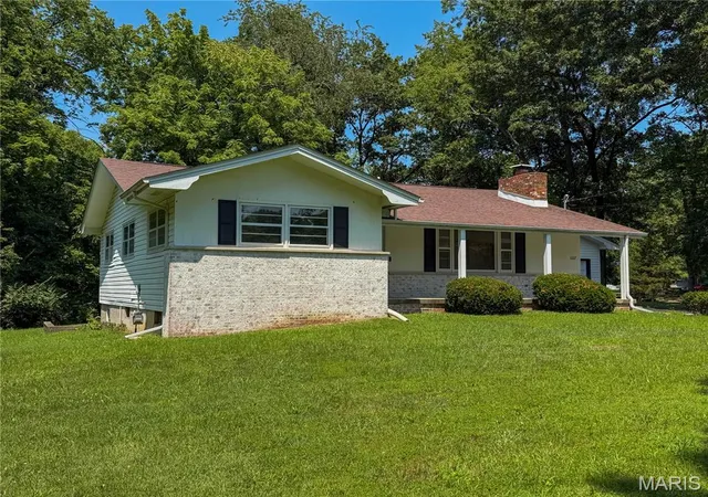 Photo 1 of Single family home for sale at 1227 W Henry St, Staunton, IL 62088 | MLS# MIS26047528 | Listing updated on 2026-08-06