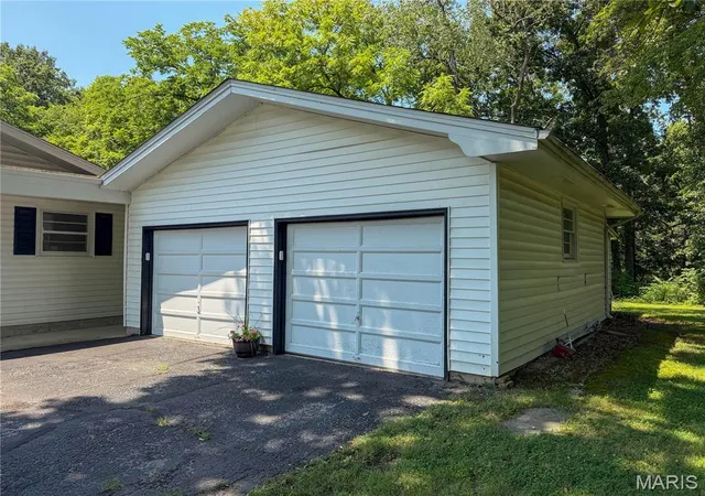 Photo 2 of Single family home for sale at 1227 W Henry St, Staunton, IL 62088 | MLS# MIS26047528 | Listing updated on 2026-08-06