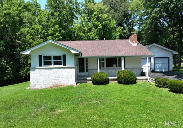 Photo 29 of Single family home for sale at 1227 W Henry St, Staunton, IL 62088 | MLS# MIS26047528 | Listing updated on 2026-08-06