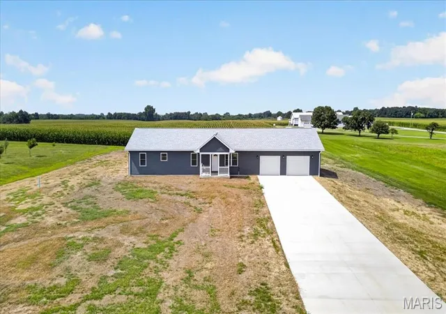 Photo 2 of Single family home for sale at 28500 Old Fidelity Rd, Jerseyville, IL 62052 | MLS# MIS26047551 | Listing updated on 2026-08-26