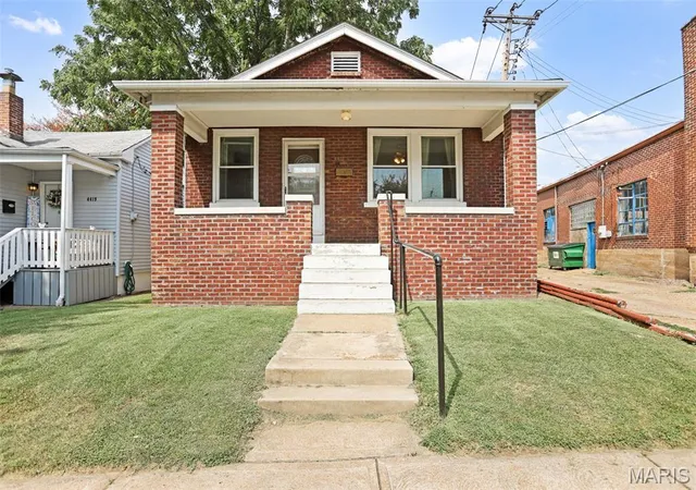 Photo 2 of Sale Pending at 4417 Eichelberger St, Saint Louis, MO 63116 | MLS# MIS26047594 | Listing updated on 2026-08-21