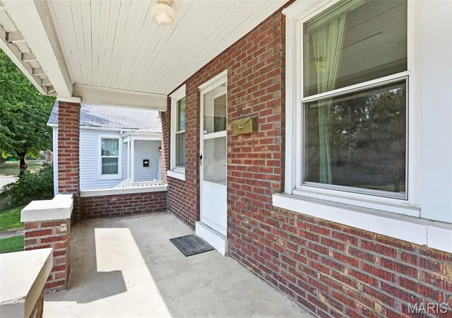 Photo 3 of Sale Pending at 4417 Eichelberger St, Saint Louis, MO 63116 | MLS# MIS26047594 | Listing updated on 2026-08-21