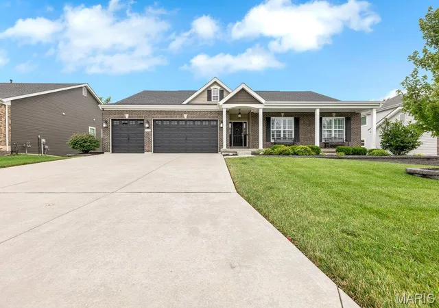 Photo 3 of Single family home for sale at 115 Hannahs Mill Dr, Lake Saint Louis, MO 63367 | MLS# MIS26047599 | Listing updated on 2026-08-13