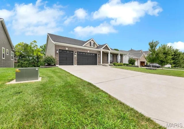 Photo 3 of Single family home for sale at 115 Hannahs Mill Dr, Lake Saint Louis, MO 63367 | MLS# MIS26047599 | Listing updated on 2026-08-13