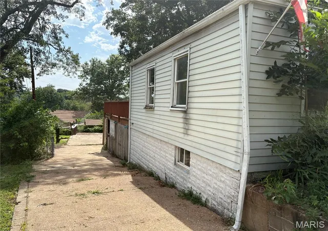 Photo 2 of Sale Pending at 3419 Westridge Ln, Saint Ann, MO 63074 | MLS# MIS26047616 | Listing updated on 2026-08-21