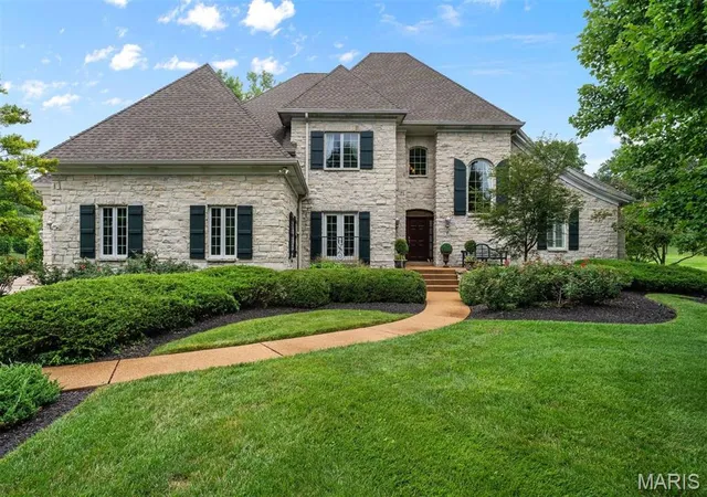 Photo 1 of Sale Pending at 5 Briarbrook Trl, Saint Louis, MO 63131 | MLS# MIS26047627 | Listing updated on 2026-08-31