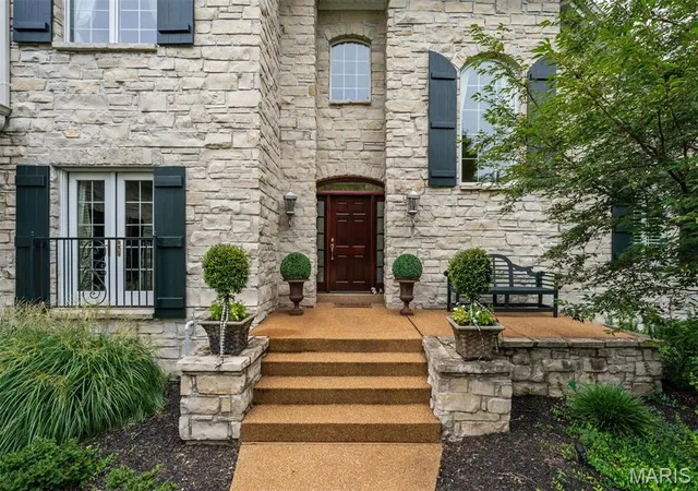 Photo 2 of Sale Pending at 5 Briarbrook Trl, Saint Louis, MO 63131 | MLS# MIS26047627 | Listing updated on 2026-08-31