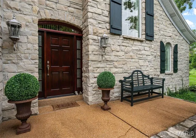 Photo 3 of Sale Pending at 5 Briarbrook Trl, Saint Louis, MO 63131 | MLS# MIS26047627 | Listing updated on 2026-08-31