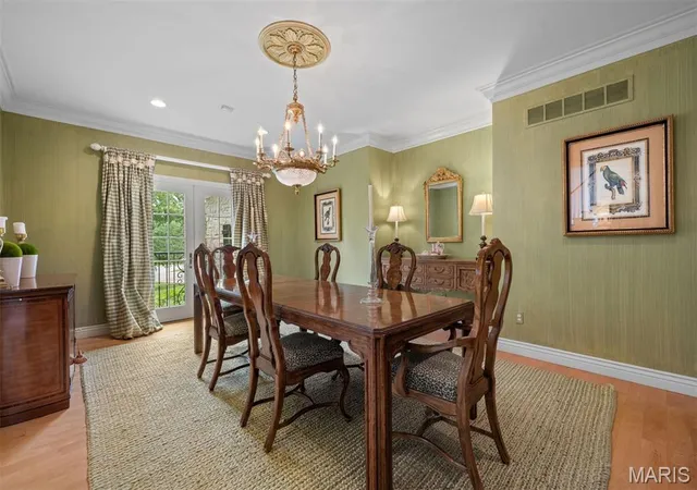 Photo 4 of Sale Pending at 5 Briarbrook Trl, Saint Louis, MO 63131 | MLS# MIS26047627 | Listing updated on 2026-08-31