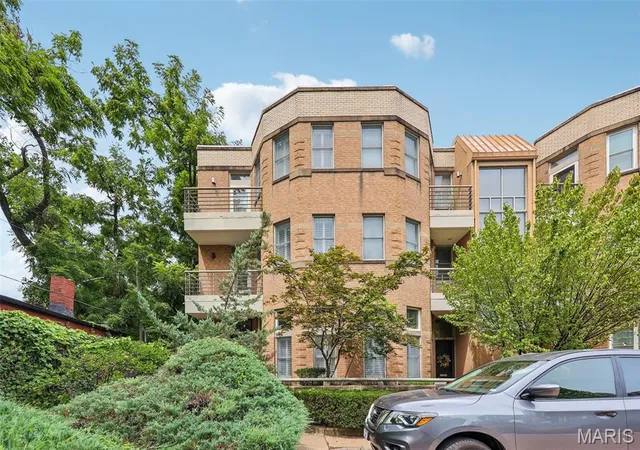 2nd image of 18 Taylor Pl Dr, Saint Louis, MO 63108 | MLS# MIS26047656