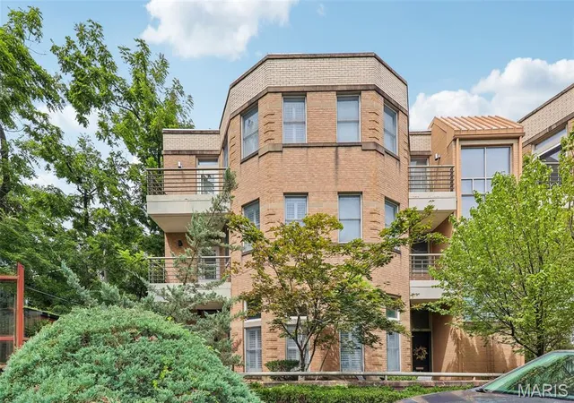 Photo 3 of Sale Pending at 18 Taylor Pl Dr, Saint Louis, MO 63108 | MLS# MIS26047656 | Listing updated on 2026-08-31