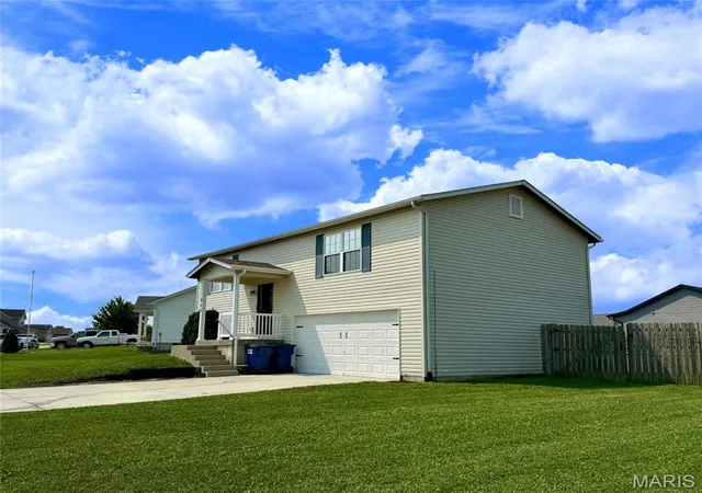 Photo 3 of Sale Pending at 823 Legolas Ln, Wright City, MO 63390 | MLS# MIS26047673 | Listing updated on 2026-09-07