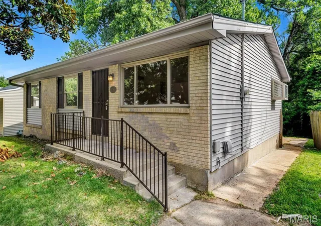 Photo 1 of Sale Pending at 258 Sadonia Ave, Saint Louis, MO 63135 | MLS# MIS26047680 | Listing updated on 2026-08-06