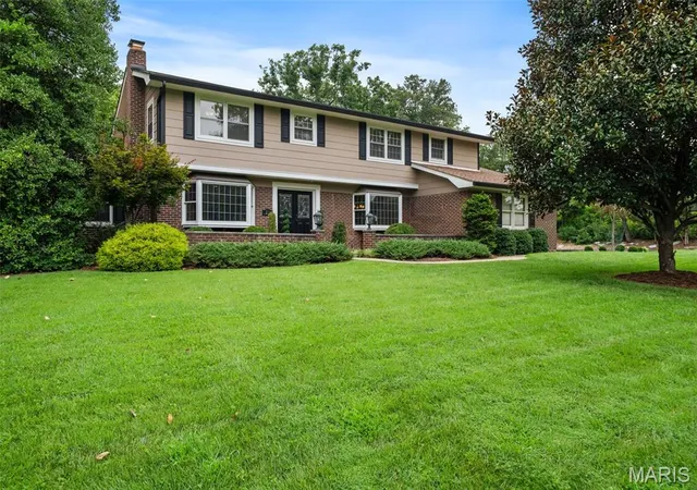 Photo 1 of Sale Pending at 21 Meadowbrook Country Club Estate Estate, Ballwin, MO 63011 | MLS# MIS26047714 | Listing updated on 2026-08-03