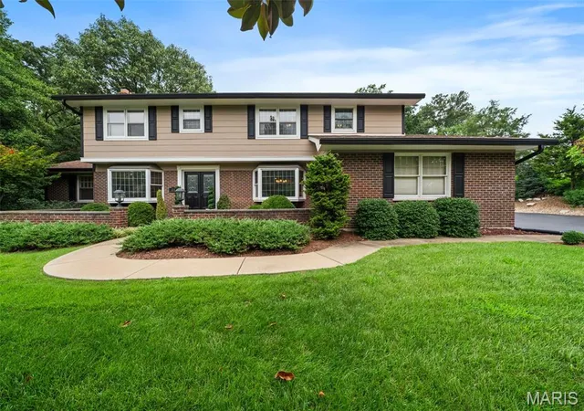 Photo 2 of Sale Pending at 21 Meadowbrook Country Club Estate Estate, Ballwin, MO 63011 | MLS# MIS26047714 | Listing updated on 2026-08-03