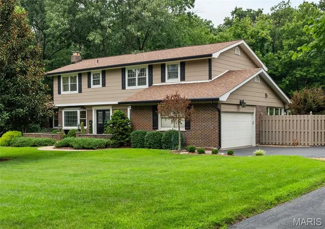 Photo 3 of Sale Pending at 21 Meadowbrook Country Club Estate Estate, Ballwin, MO 63011 | MLS# MIS26047714 | Listing updated on 2026-08-03