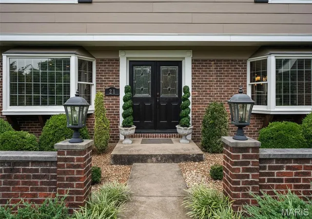 Photo 3 of Sale Pending at 21 Meadowbrook Country Club Estate Estate, Ballwin, MO 63011 | MLS# MIS26047714 | Listing updated on 2026-08-03