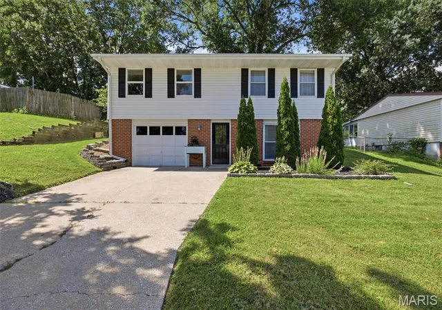 Photo 1 of Single family home for sale at 1107 Esterling Dr, Saint Charles, MO 63301 | MLS# MIS26047720 | Listing updated on 2026-08-02