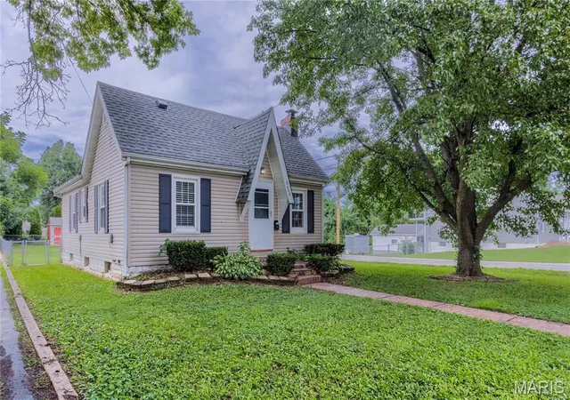 Photo 2 of Single family home for sale at 3660 Western Ave, Alton, IL 62002 | MLS# MIS26047736 | Listing updated on 2026-08-30