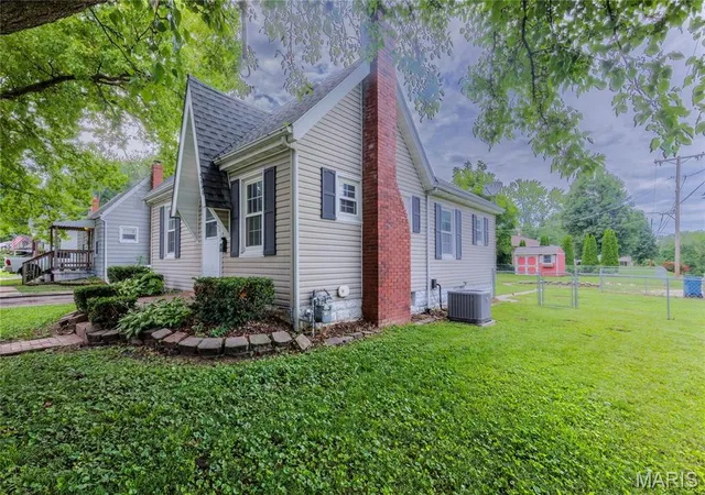 Photo 2 of Single family home for sale at 3660 Western Ave, Alton, IL 62002 | MLS# MIS26047736 | Listing updated on 2026-08-30