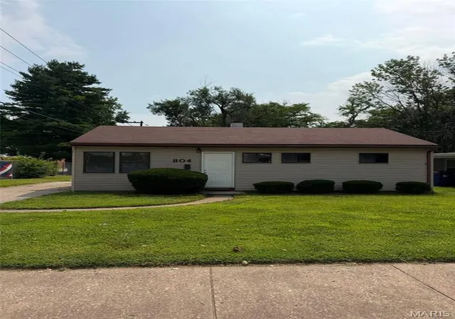 Photo 1 of Single family home for sale at 804 Royal Heights Rd, Belleville, IL 62226 | MLS# MIS26047747 | Listing updated on 2026-08-31