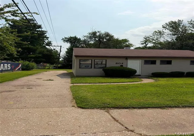 Photo 2 of Single family home for sale at 804 Royal Heights Rd, Belleville, IL 62226 | MLS# MIS26047747 | Listing updated on 2026-08-31