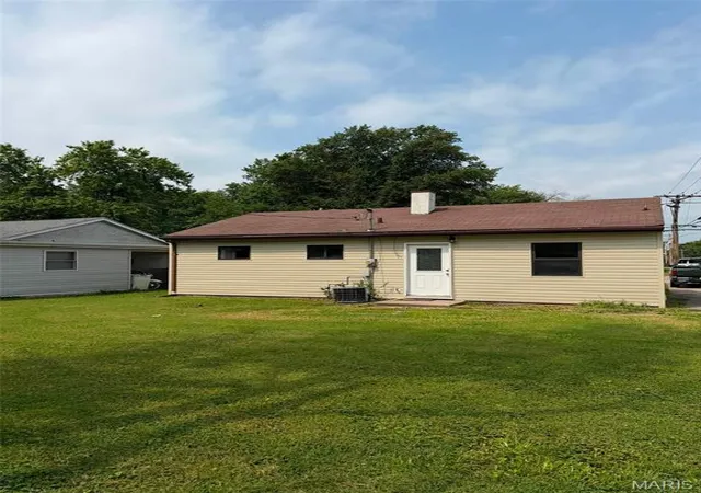 Photo 3 of Single family home for sale at 804 Royal Heights Rd, Belleville, IL 62226 | MLS# MIS26047747 | Listing updated on 2026-08-31