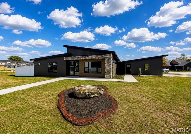 Photo 1 of Sale Pending at 202 Jimmy H Dr, Jonesburg, MO 63351 | MLS# MIS26047771 | Listing updated on 2026-08-24