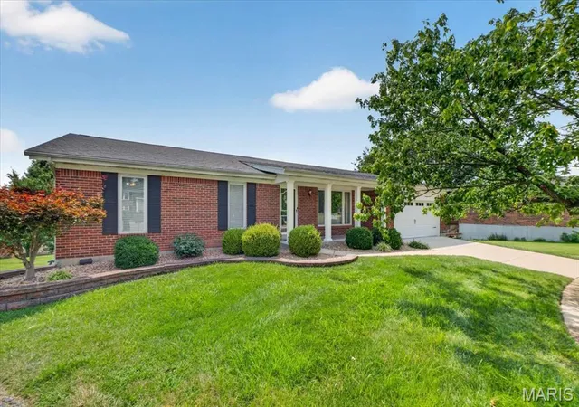 3rd image of 4708 Kingbird Ln, Saint Louis, MO 63128 | MLS# MIS26047781