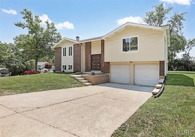 Photo 2 of Sale Pending at 1218 Wood Station Pl, Manchester, MO 63021 | MLS# MIS26047818 | Listing updated on 2026-09-02