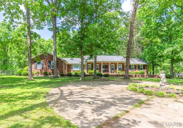 Photo 3 of Single family home for sale at 1103 E Cherry St, Doniphan, MO 63935 | MLS# MIS26047825 | Listing updated on 2026-08-11