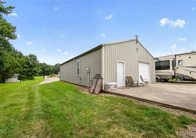 Photo 3 of Sale Pending at 5685 E Sing Dr, Columbia, MO 65202 | MLS# MIS26047839 | Listing updated on 2026-10-02