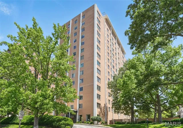 Photo 1 of Condo for sale at 900 S Hanley Rd #1B, Saint Louis, MO 63105 | MLS# MIS26047841 | Listing updated on 2026-10-02