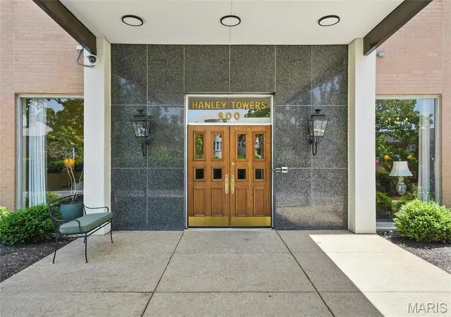 Photo 3 of Condo for sale at 900 S Hanley Rd #1B, Saint Louis, MO 63105 | MLS# MIS26047841 | Listing updated on 2026-10-02